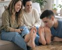 Busco un par de amigas o pareja de lesbianas para besarles los pies